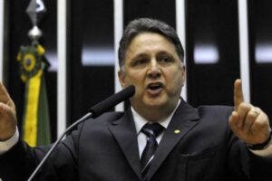 TRE-RJ rejeita registro de Garotinho; candidato diz que seguirá na disputa