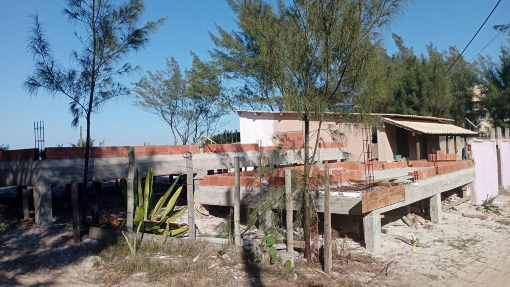 Secretaria de Estado do Ambiente e Sustentabilidade demole 19 construções irregulares em Arraial do Cabo