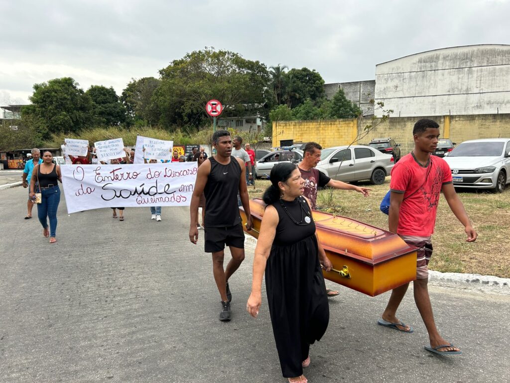 Moradores de Queimados protestam contra fraudes no sistema de saúde
