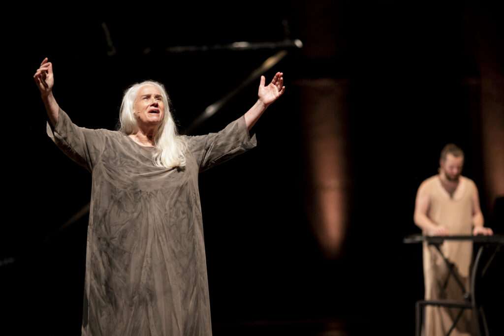 ESPETÁCULO ESTRELADO POR VERA HOLTZ E ESCRITO E ENCENADO POR RODRIGO PORTELLA CHEGA AO TEATRO IMPERIAL