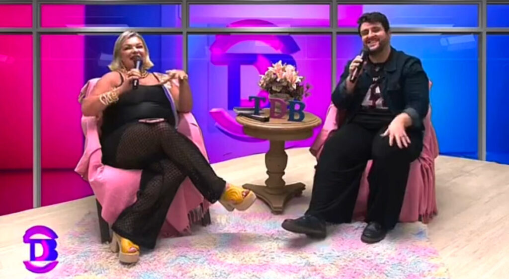 Cantor Leo Britto dá entrevista para TV Petrópolis e abre agenda de Carnaval