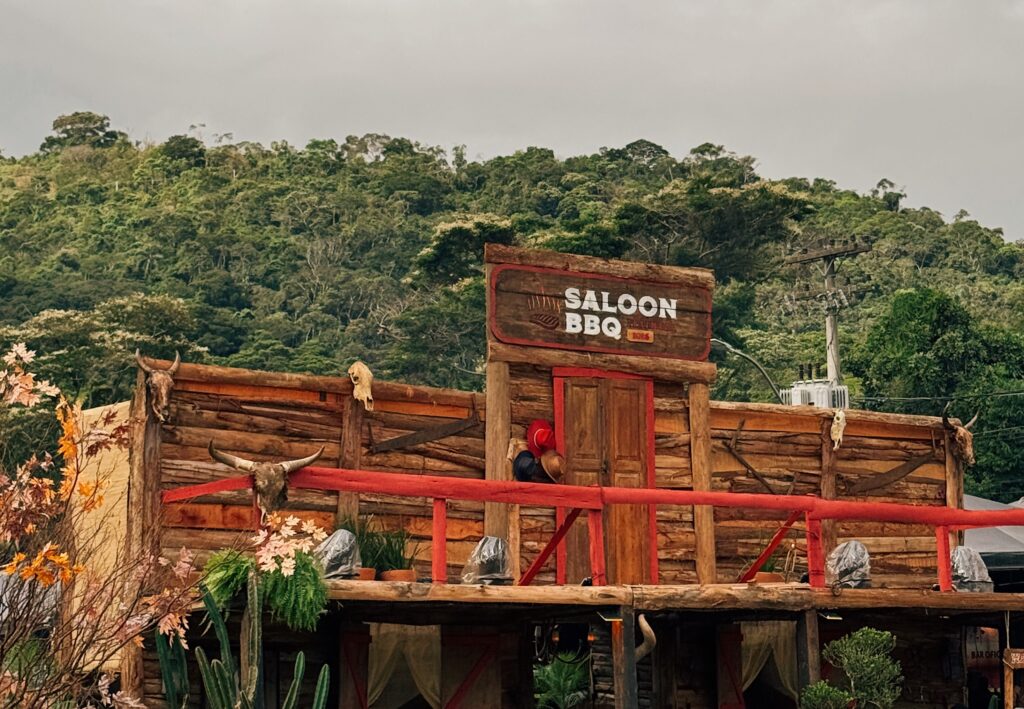 Saloon BBQ 2025 segue até domingo com atrações para toda a família e shows gratuitos durante o feriado de São Jorge