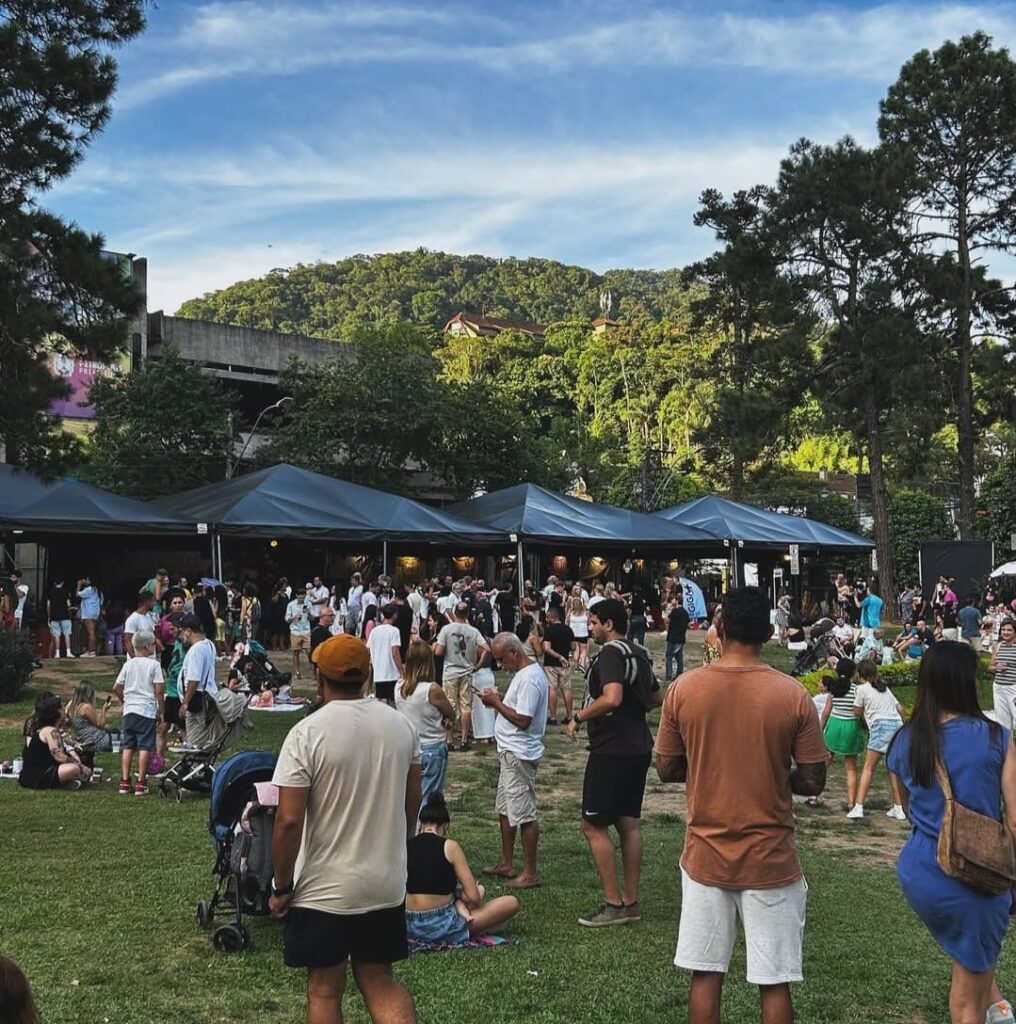 Deguste Tributos anima a Praça da Águia em abril