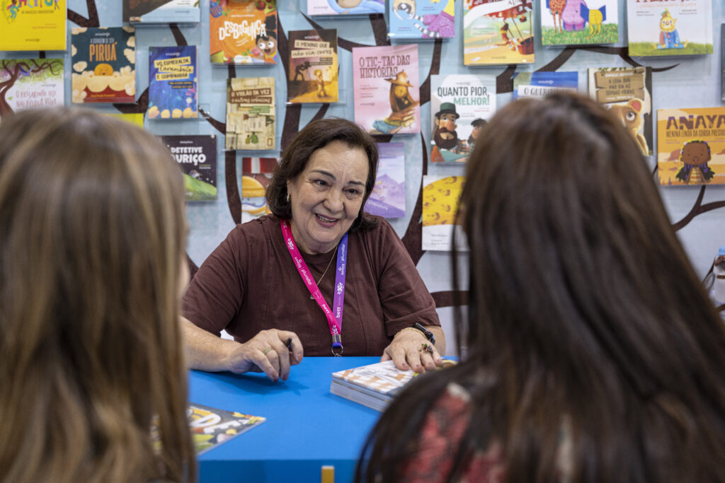 Autores da Inteligênios estreiam na Bienal do Livro do Rio com obras cheias de afeto, interatividade e imaginação