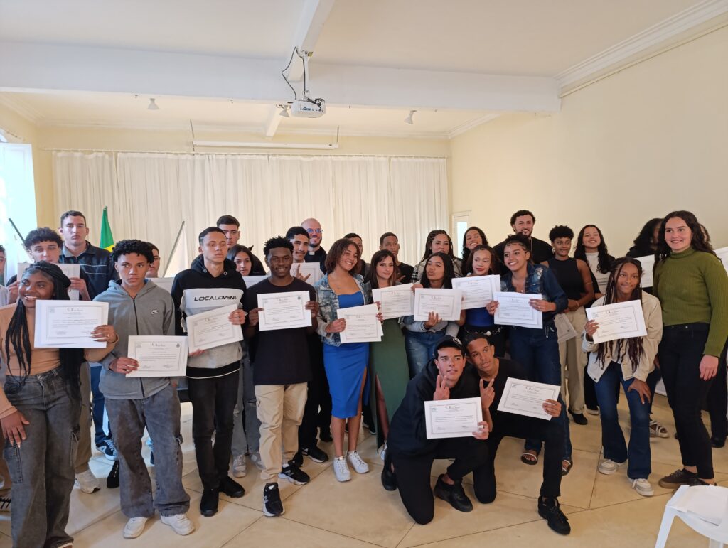 Prefeitura e Terra Santa formam alunos em cursos profissionalizantes