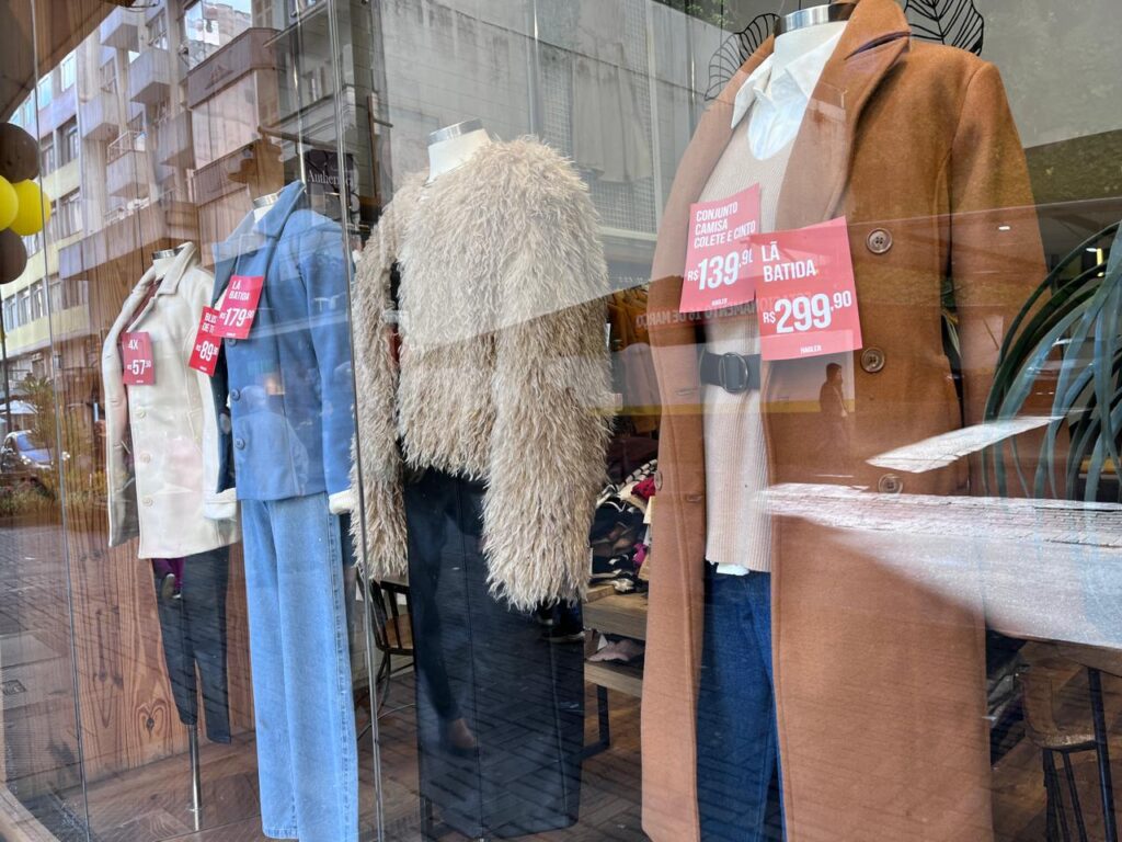 Moda que aquece: vitrines fervem no inverno petropolitano