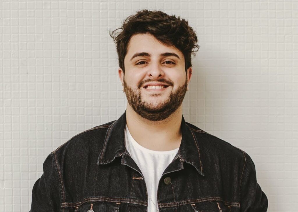 Leo Britto homenageia Anitta em show especial no Teatro Reynaldo Chaves