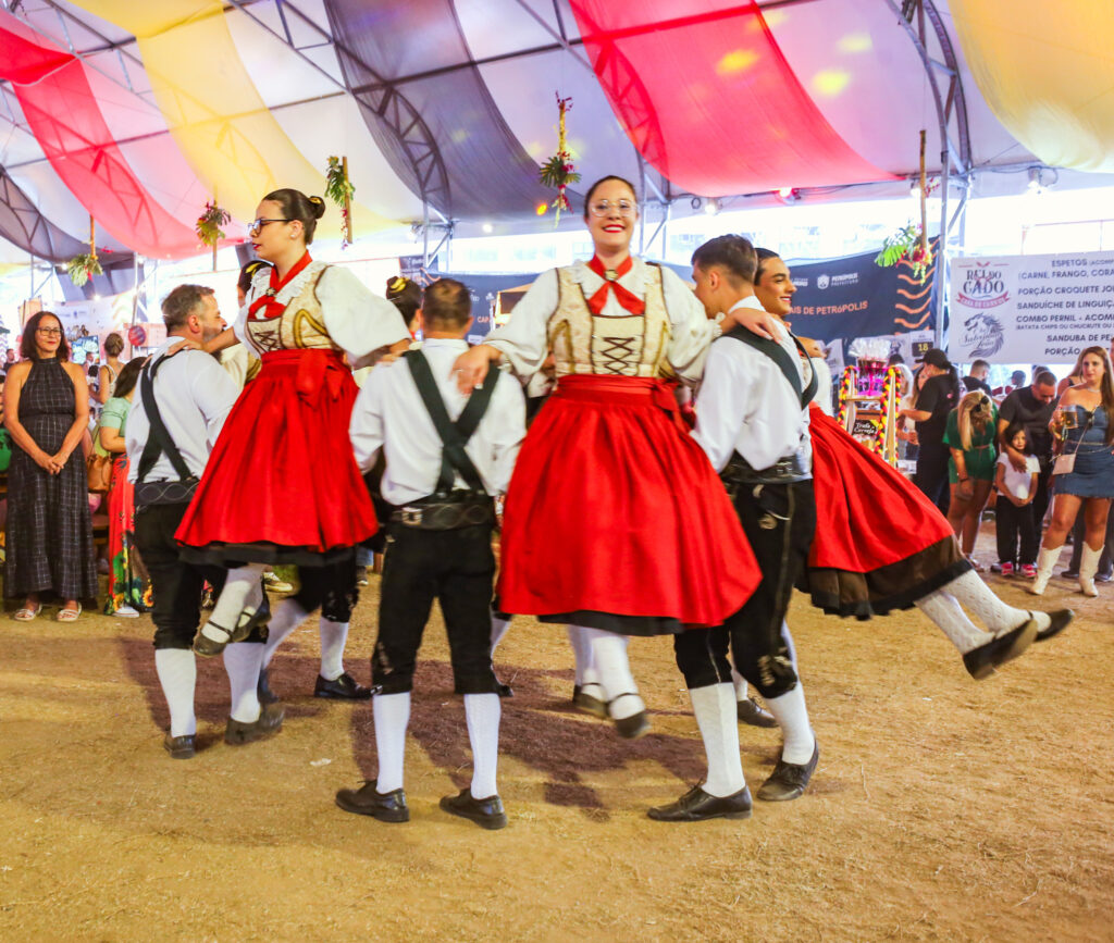 Sabores da Oktoberfest Petrópolis: carreta da Império retorna e 14 cervejarias artesanais transformam o parque em vitrine do produtor