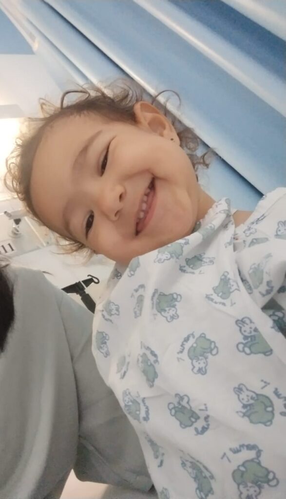 Menina de dois anos de Petrópolis precisa de doação de sangue para tratamento de leucemia