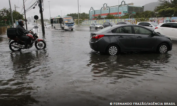 Frente fria derruba árvores e causa alagamentos no Rio de Janeiro