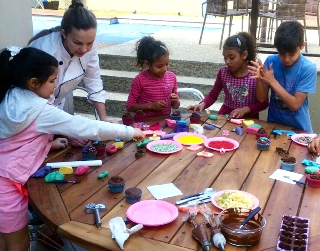 Oficina de biscoitos natalinos convida crianças a celebrar sabores, memórias e afeto em Itaipava