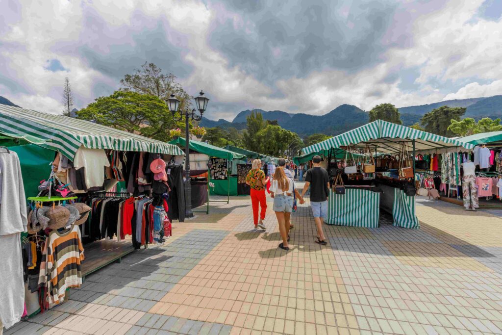 Feirarte funciona de quinta a domingo, em Teresópolis
