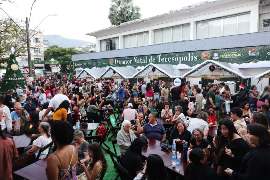 Público celebra a chegada o Bom Velhinho e a abertura da Vila do Papai Noel em Teresópolis
