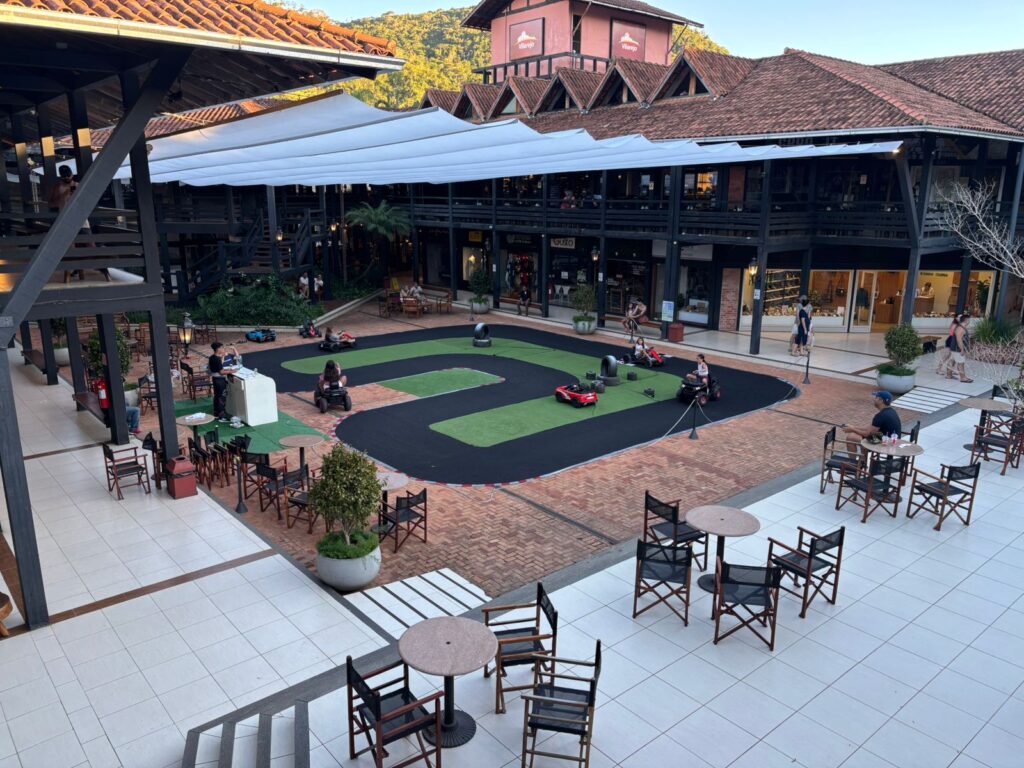 Aulas de Kart, festival de bolhas, desfile de fantasias, teatro, música, aula de Libras e oficina de slime: Colônia de Férias em Itaipava é pura diversão