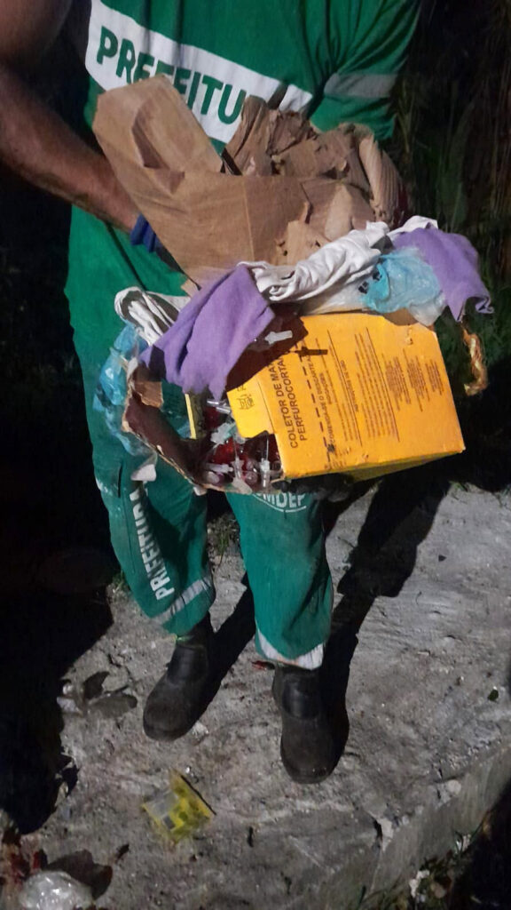 Coletor fica ferido após descarte irregular de agulhas em coletora no Quitandinha