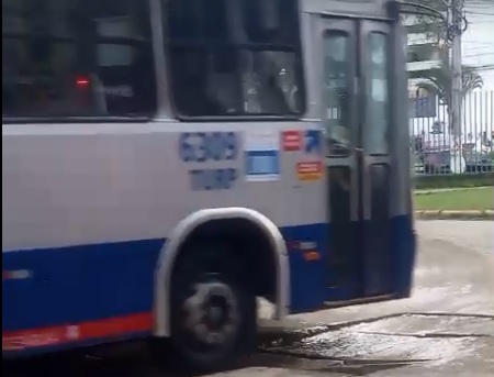 Piso afunda e preocupa usuários no Terminal de Itaipava