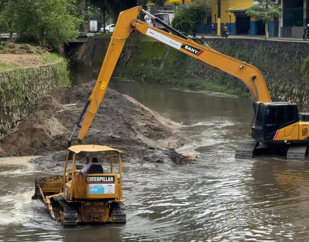 Inea atua em seis pontos para desassoreamento de rios em Petrópolis