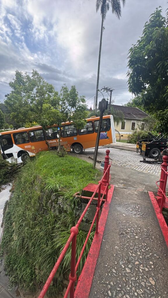 Trânsito liberado no Centro após acidente com ônibus