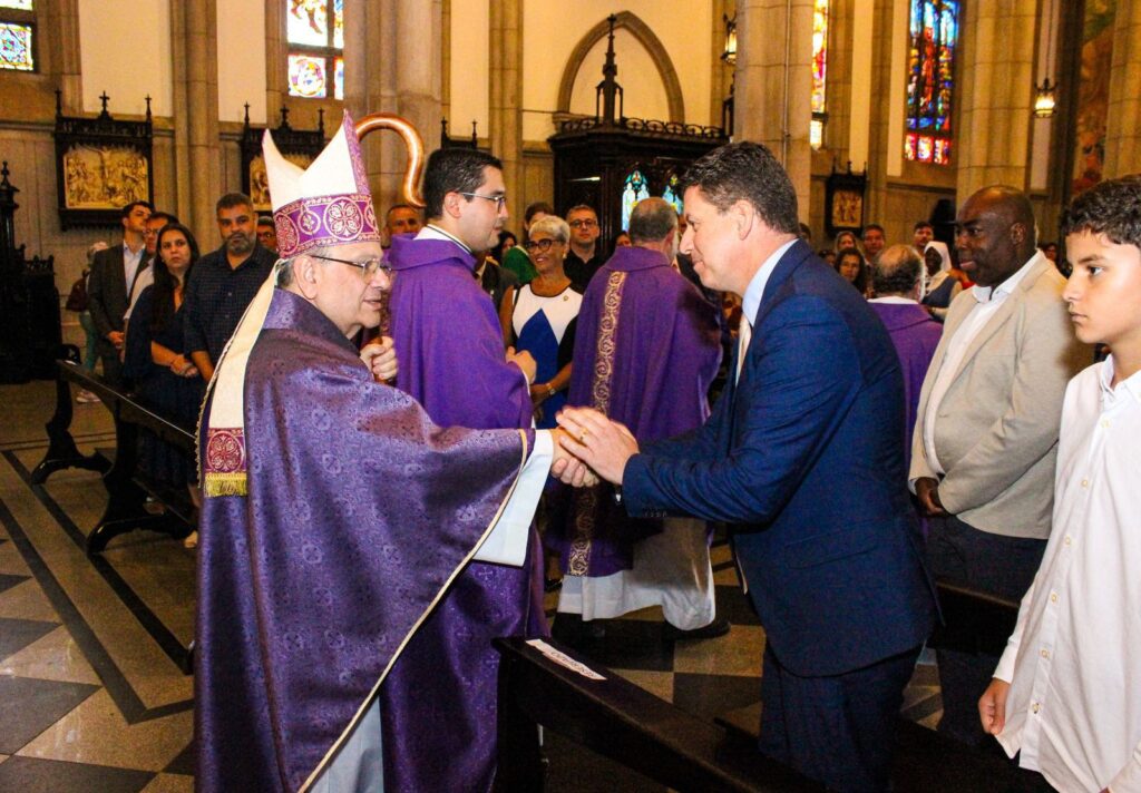 Petrópolis celebra 183 anos com homenagens e bolo na Praça Dom Pedro