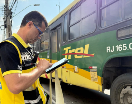 Fiscalização do Detro/RJ autua empresas e recolhe ônibus em terminal de Caxias