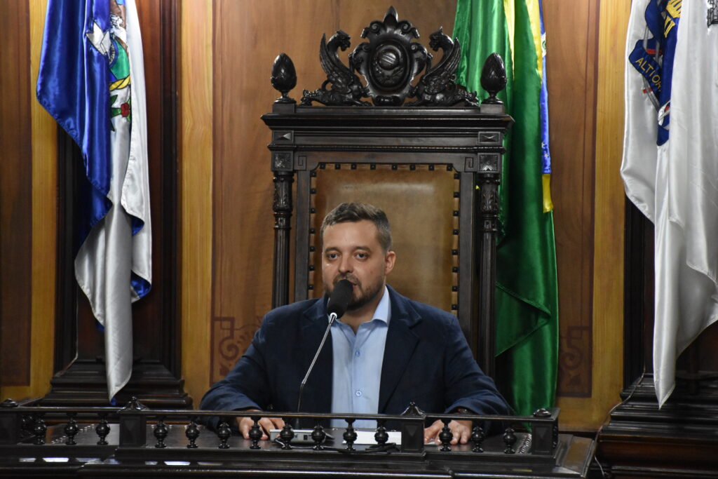 Projeto de lei prevê multa para quem urinar em vias públicas em Petrópolis