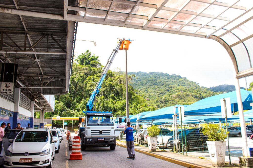 Prefeitura faz manutenção da iluminação no entorno da Rodoviária do Bingen