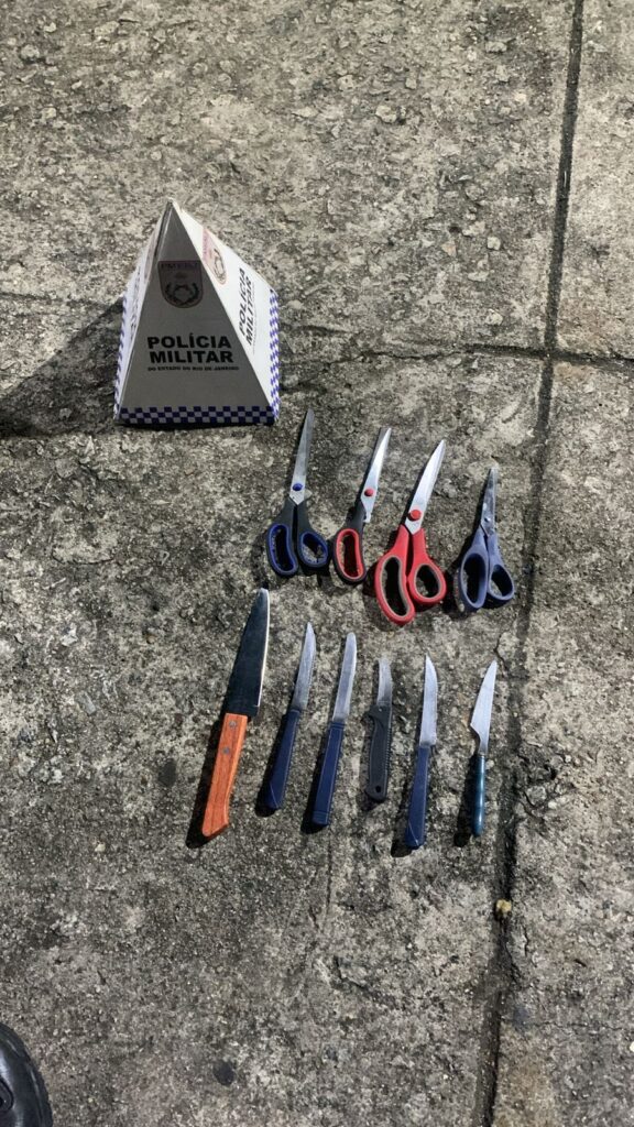 POLÍCIA MILITAR APREENDE FACAS DURANTE AÇÃO PREVENTIVA NO CENTRO
