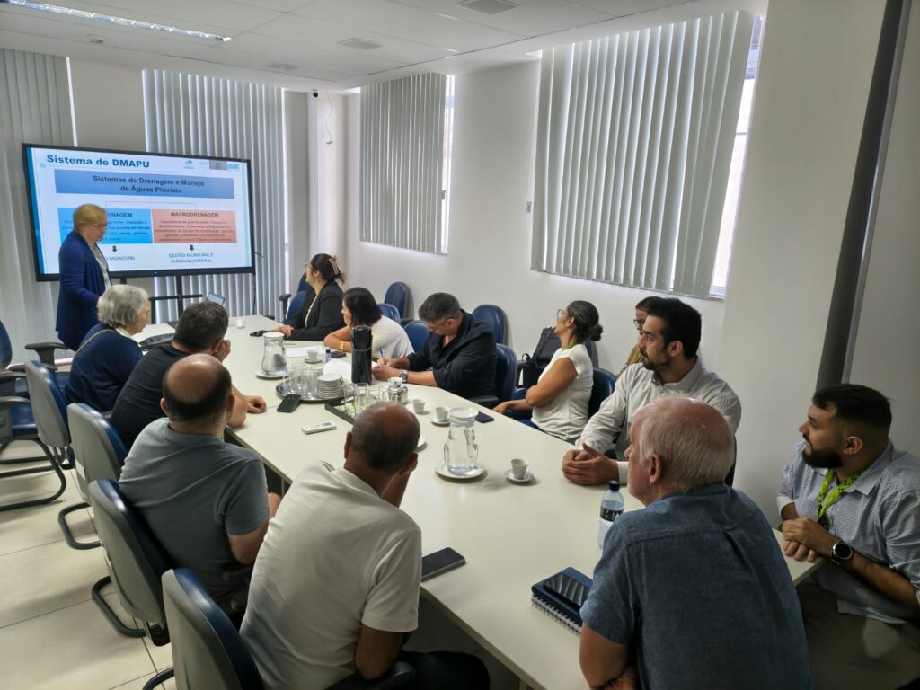 Comitê Piabanha entrega Plano de Gerenciamento, Operação e Manutenção dos Sistemas de Micro e Macrodrenagem de Petrópolis