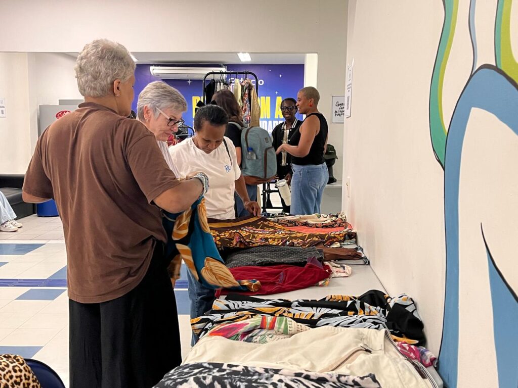 Fashion Revolution: Bazar de Trocas movimenta público diverso e reforça consumo consciente em Petrópolis