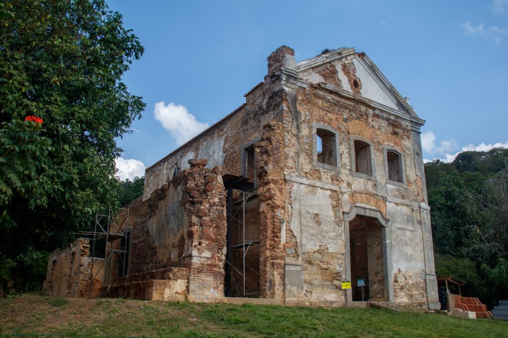 Ruínas de Igreja construída no século 18 viram símbolo de preservação histórica no interior do Rio