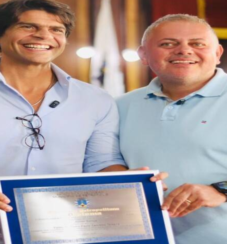 VEREADOR JÚNIOR CORUJA ENTREGA TÍTULO DE CIDADÃO PETROPOLITANO AO PRÉ-CANDIDATO AO SENADO PELO PSD, DEPUTADO FEDERAL PEDRO PAULO