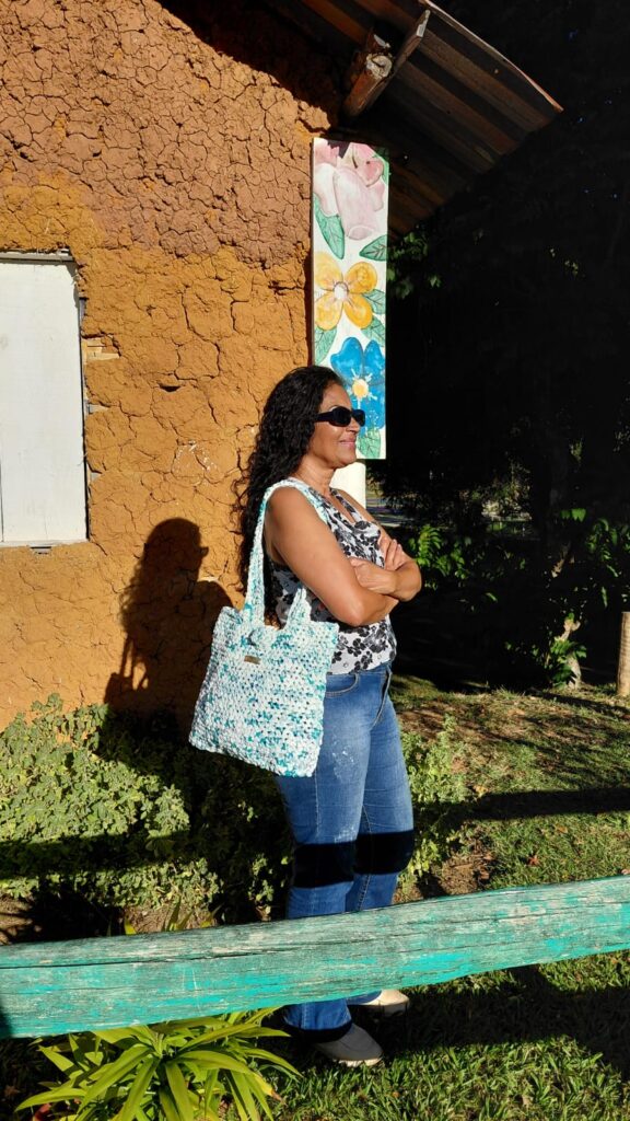 Márcia Nunes transforma sacolas plásticas em arte sustentável em Petrópolis
