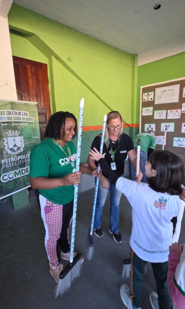 Prefeitura promove ação de educação ambiental com troca de garrafas pet por vassouras ecológicas em escola