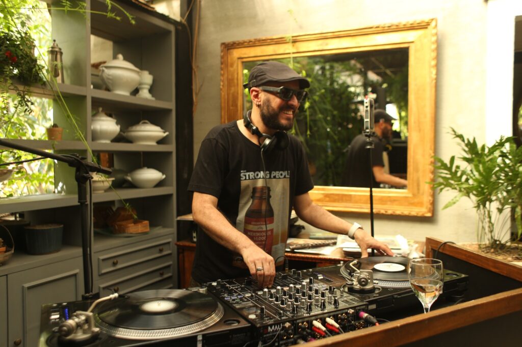 Entre o vinil, o chorinho e o live sax: Breno Morais vive nova fase artística em Petrópolis e no exterior