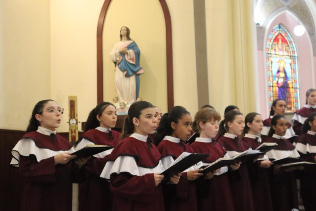 Coral das Meninas dos Canarinhos celebra Mês de Maria com Concerto Mariano em Petrópolis