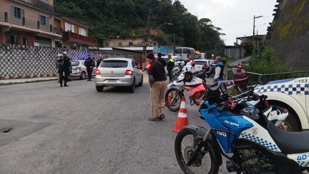 Operação conjunta entre Prefeitura e PM combate transporte clandestino e irregularidades no Alto da Serra