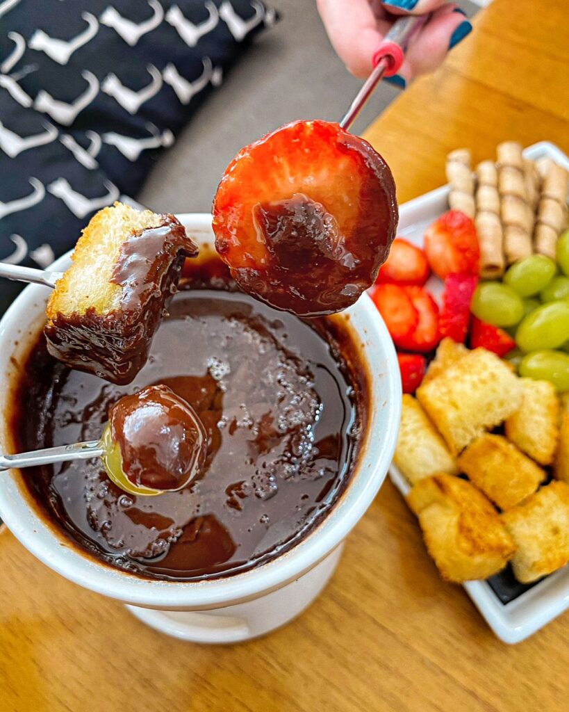 O inverno também se serve em xícaras: cafeterias e delicatessens ganham protagonismo no Festival de Fondue de Petrópolis