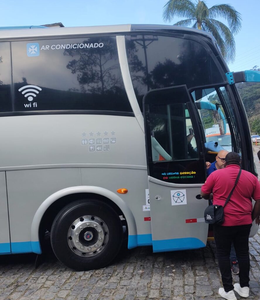 Ação educativa em Petrópolis conscientiza sobre a obrigatoriedade de Guias de Turismo Regionais em excursões