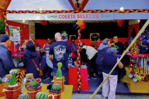 Barraca da Coleta Seletiva une educação ambiental e artesanato sustentável na Bauernfest
