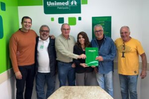 Unimed Petrópolis formaliza com a Feirinha de Itaipava primeira parceria de novo programa institucional