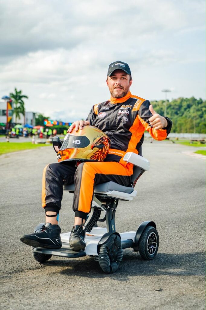 Piloto com paralisia cerebral acelera rumo ao Guinness