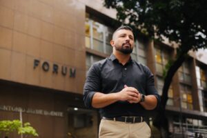 TJ-RJ adia julgamento de recurso de Yuri Moura, condenado por chamar Cláudio Castro de corrupto