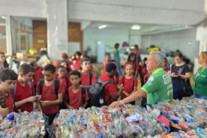 Estudantes de sete escolas de Petrópolis conhecem a Central de Coleta Seletiva
